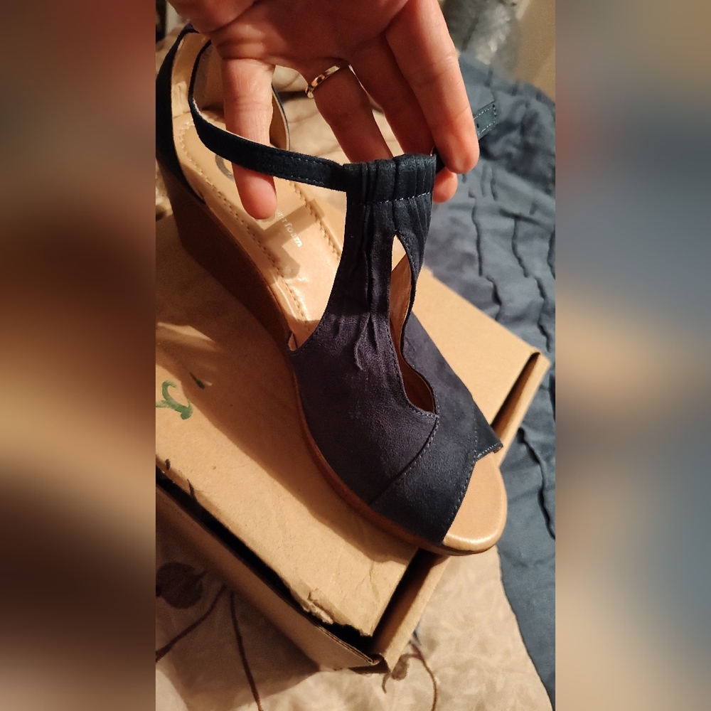9 1/2 journee collection navy blue wedge. New
